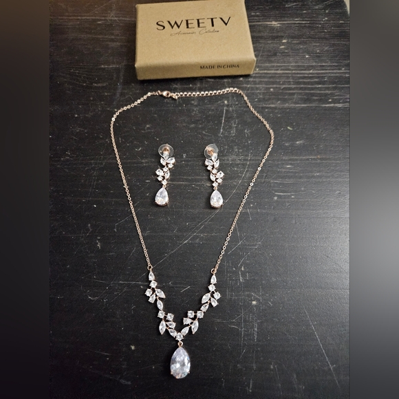 SweetV Earring & Necklace Set - Picture 1 of 1